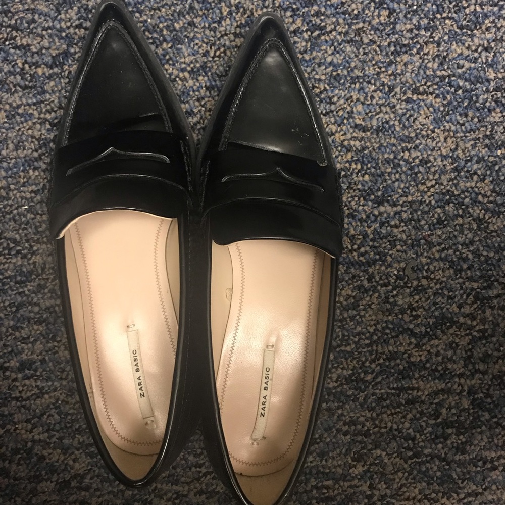 Zara black pointed shiny shoes, low heel.